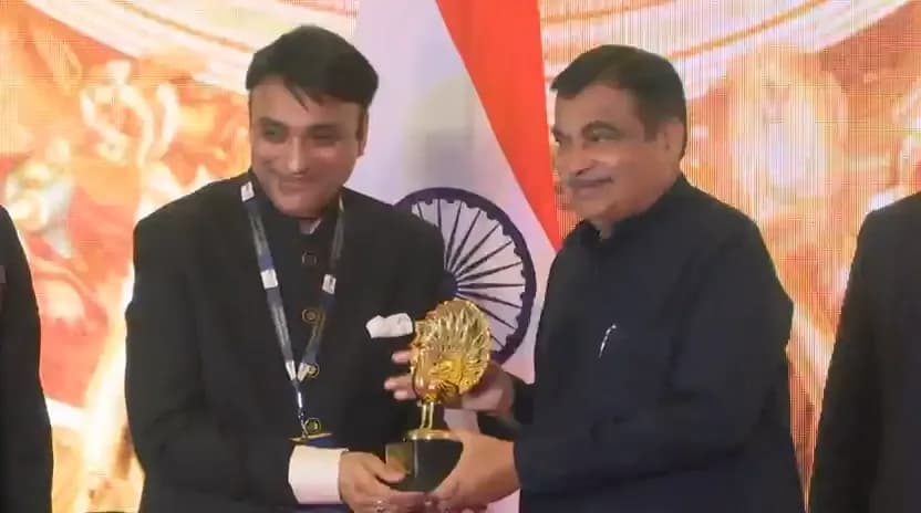 Mr. Gaurav Khullar receiving the Indian Achievers’ Award